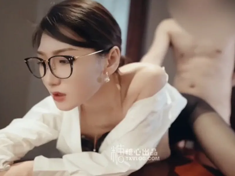 Vào phòng riêng được sếp nữ nứng lồn liếm buồi cho