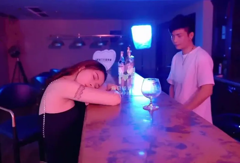 Anh bartender quán rượu đưa em khách thằng nhỏ say xỉn về nhà rồi tranh thủ …
