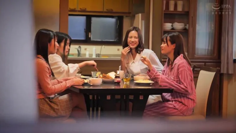 Bố đi vắng, 4 nhóc con ở nhà bị những tên côn đồ để ý tới