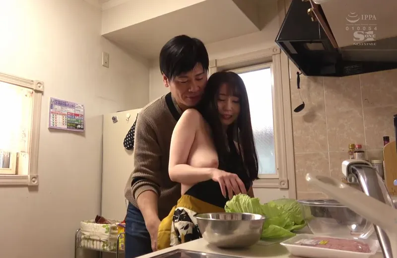 Nghi ngờ cô vợ lén lút, người chồng lén lắp camera và chứng kiến tất cả